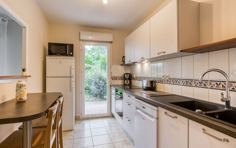 Tassigny: Controsoffitto, Cabinetry, Lavandino Della Cucina, Mobilia, Finestra, Lavello, Elettrodomestico Da Cucina, Cucina, Legna, Cucina Stufa