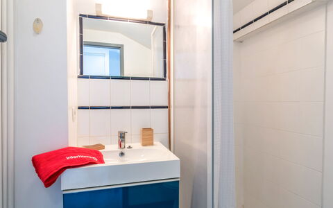Casa Itzuli: Specchio, Costruzione, Rubinetto, Bagno, Idraulico Fixture, Pavimentazione, Pavimento, Lavello, Proprietà Del Materiale