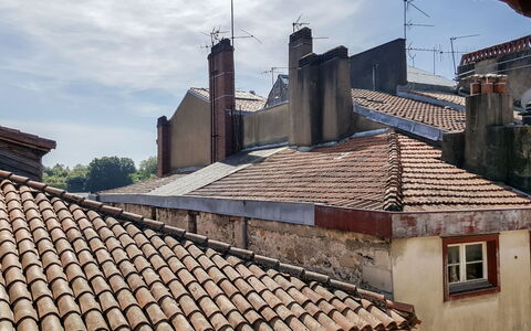 Casa Itzuli: Cielo, Nube, Finestra, Proprietà, Costruzione, Casa, Architettura, Quartiere, Camino, Parete