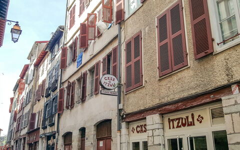 Casa Itzuli: Costruzione, Cielo, Proprietà, Finestra, Infrastruttura, Quartiere, Immobiliare, Zona Residenziale, Facciata, Strada