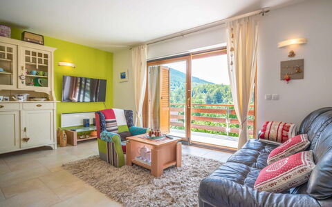 Lady Lavender: Camera, Proprietà, Mobilia, Soggiorno, Interior Design, Costruzione, Immobiliare, Casa, Casa, Giallo