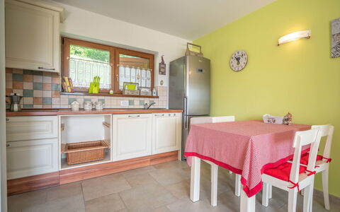 Lady Lavender: Camera, Proprietà, Mobilia, Costruzione, Immobiliare, Pavimento, Cucina, Interior Design, Casa, Tavolo