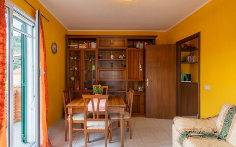 Ludovica: Mobilia, Proprietà, Tavolo, Cabinetry, Pianta, Divano, Cornice, Porta, Legna, Sedia