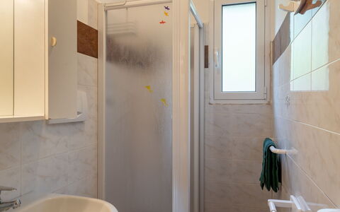 Ludovica: Proprietà, Idraulico Fixture, Bagno, Finestra, Doccia, Rubinetto, Interior Design, Costruzione, Casa