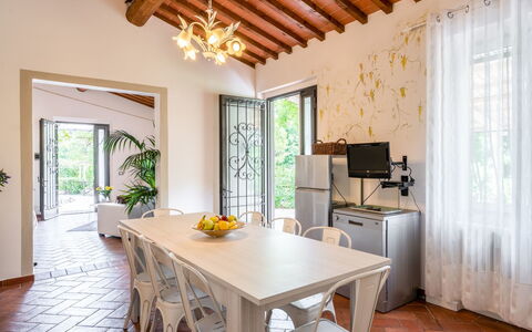 Villa Lavinia: Camera, Proprietà, Mobilia, Costruzione, Interior Design, Soffitto, Pavimento, Casa, Sala Da Pranzo, Tavolo