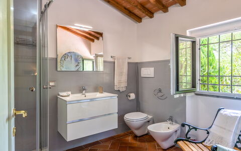 Villa Lavinia: Specchio, Idraulico Fixture, Rubinetto, Proprietà, Lavello, Mobiletto Del Bagno, Bagno, Finestra, Viola, Legna
