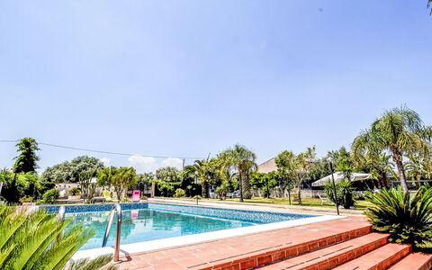 White Pool: Acqua, Pianta, Cielo, Piscina, Albero, Tempo Libero, Paesaggio, Erba, Ricreazione, Resort Citta '