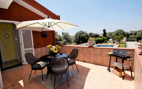 White Pool: Proprietà, Immobiliare, Terrazza, Costruzione, Casa, Camera, Backyard, Casa, Mobilia, Tetto