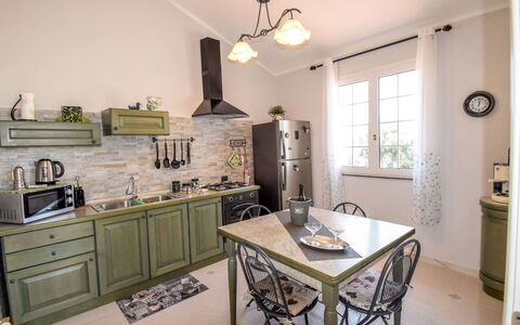 White Pool: Proprietà, Camera, Controsoffitto, Mobilia, Cucina, Interior Design, Costruzione, Casa, Casa, Cabinetry