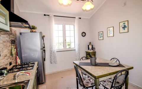 White Pool: Camera, Proprietà, Verde, Mobilia, Giallo, Costruzione, Interior Design, Casa, Immobiliare, Pavimento