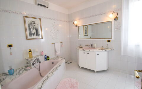 White Pool: Bagno, Camera, Proprietà, Interior Design, Costruzione, Vasca Da Bagno, Immobiliare, Mobilia, Pavimento, Casa