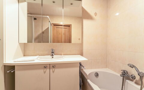 Breduynia 0401 with Parking: Bagno, Lavandino Del Bagno, Idraulico Fixture, Pavimentazione, Interior Design, Pavimento, Lavello, Mobiletto Del Bagno, Rubinetto, Idraulico