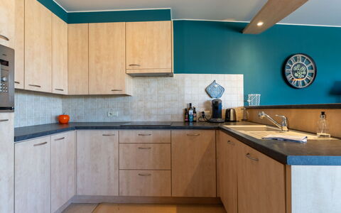 Breduynia 0401 with Parking: Cucina, Controsoffitto, Legna, Cabinetry, Interior Design, Pavimentazione, Mobilia, Elettrodomestico Da Cucina, Credenza, Color Legno