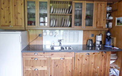 Chalet Ankie 1.1: Cabinetry, Controsoffitto, Proprietà, Rubinetto, Lavandino Della Cucina, Mobilia, Cassetto, Lavello, Legna, Cucina