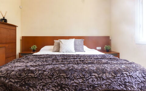 Villa Esplai: Camera Da Letto, Letto, Lenzuolo, Mobilia, Bedding, Camera, Proprietà, Telaio Del Letto, Copripiumino, Parete