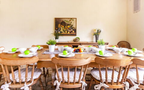 Villa Esplai: Camera, Mobilia, Sala Da Pranzo, Tavolo, Sedia, Giallo, Interior Design, Cucina & Sala Da Pranzo Tavolo, Costruzione, Casa