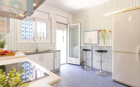 Villa Esplai: Camera, Proprietà, Interior Design, Costruzione, Piastrella, Giallo, Bagno, Pavimento, Mobilia, Casa