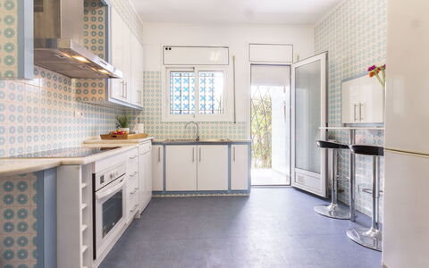 Villa Esplai: Cabinetry, Proprietà, Mobilia, Lavandino Della Cucina, Costruzione, Controsoffitto, Lavello, Finestra, Cucina, Cucina Stufa