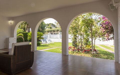 Villa Esplai: Pianta, Costruzione, Shade, Pavimento, Immobiliare, Tinte E Ombre, Albero, Soffitto, Erba