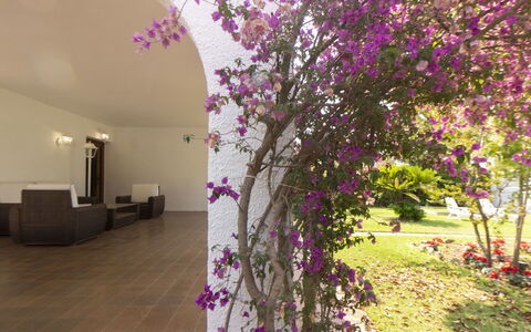 Villa Esplai: Acqua, Cielo, Costruzione, Azzurro, Montagna, Albero, Architettura, Corpo D'Acqua, Lago, Quartiere