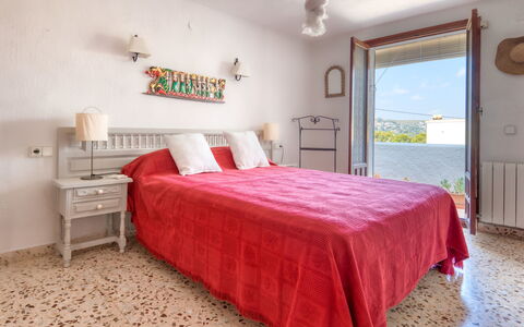 Florencia: Camera Da Letto, Letto, Mobilia, Lenzuolo, Camera, Proprietà, Bedding, Interior Design, Telaio Del Letto, Pavimento
