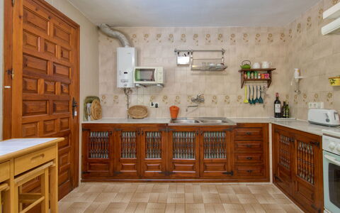 Florencia: Proprietà, Camera, Mobilia, Cabinetry, Cucina, Controsoffitto, Costruzione, Interior Design, Pavimento, Piastrella