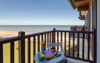 Horizon Marin 310.9: Mobilia, Legna, Sedia, Pavimento, Mare, Balcone, Recinzione, Deck, Latifoglie, Color Legno