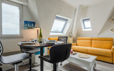 Horizon Marin 310.8: Mobilia, Proprietà, Tavolo, Divano, Costruzione, Finestra, Comfort, Interior Design, Soggiorno, Divano Letto