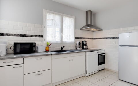 Maison de Kerfilly: Camera, Cucina, Cabinetry, Bianca, Proprietà, Controsoffitto, Mobilia, Interior Design, Cucina Stufa, Costruzione