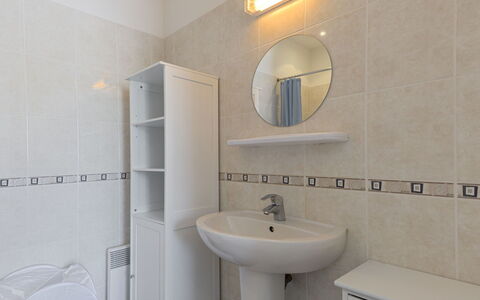 Maison de Kerfilly: Bagno, Proprietà, Camera, Piastrella, Rubinetto, Interior Design, Idraulico Fixture, Architettura, Parete, Lavandino Del Bagno