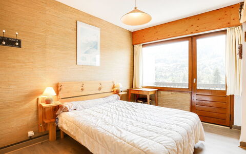 Le Sarto: Camera Da Letto, Letto, Mobilia, Camera, Soffitto, Proprietà, Interior Design, Lenzuolo, Telaio Del Letto, Pavimento