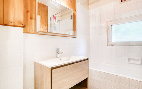 Le Sarto: Proprietà, Bagno, Camera, Interior Design, Piastrella, Mobilia, Architettura, Costruzione, Casa, Parete