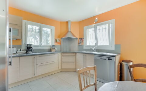 La Colle du Turc: Camera, Proprietà, Mobilia, Cucina, Giallo, Pavimento, Costruzione, Interior Design, Cabinetry, Controsoffitto