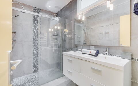La Colle du Turc: Bagno, Proprietà, Camera, Interior Design, Piastrella, Immobiliare, Costruzione, Architettura, Soffitto, Mobilia