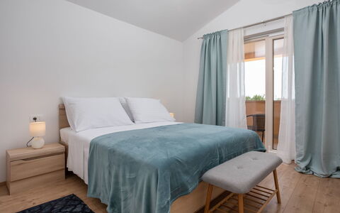 Flori: Camera Da Letto, Mobilia, Letto, Camera, Proprietà, Lenzuolo, Telaio Del Letto, Interior Design, Pavimento, Bedding