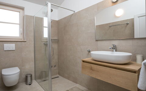 Flori: Bagno, Proprietà, Camera, Rubinetto, Piastrella, Interior Design, Idraulico Fixture, Pavimento, Parete, Architettura