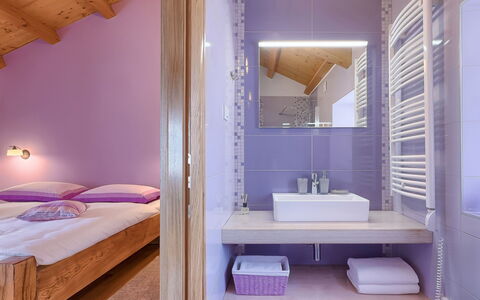 Mala Mare: Specchio, Proprietà, Rubinetto, Lavello, Idraulico Fixture, Viola, Costruzione, Bagno, Legna, Interior Design