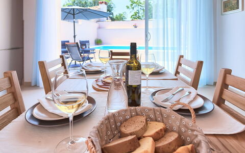 Mala Mare: Tavolo, Tavola, Mobilia, Cibo, Sedia, Dishware, Pianta, Bottiglia, Legna, Finestra