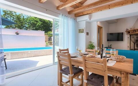 Mala Mare: Mobilia, Tavolo, Legna, Architettura, Interior Design, Pavimento, Portico, Pavimentazione, Shade, Parete