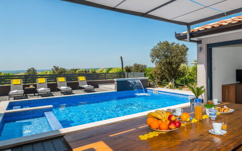 A.r.t.: Acqua, Tavolo, Mobilia, Cielo, Piscina, Sedia, Divano, Pianta, Finestra, Shade