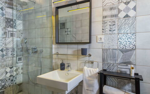 A.r.t.: Specchio, Rubinetto, Idraulico Fixture, Lavello, Lavandino Del Bagno, Proprietà, Bagno, Interior Design, Costruzione, Architettura