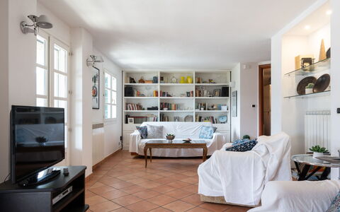 Villa Peiranze: Camera, Mobilia, Proprietà, Soggiorno, Interior Design, Bianca, Costruzione, Soffitto, Pavimento, Mensola