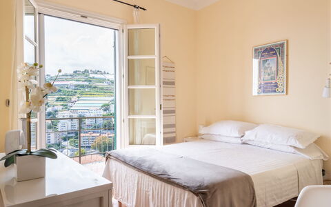 Villa Peiranze: Camera Da Letto, Mobilia, Letto, Camera, Proprietà, Lenzuolo, Telaio Del Letto, Materasso, Interior Design, Pavimento