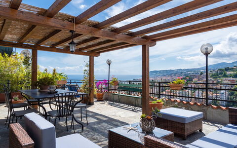 Villa Peiranze: Proprietà, Costruzione, Immobiliare, Casa, Casa, Terrazza, Camera, Tetto, Interior Design, Estate