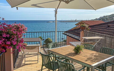 Terrazzo sul Mare: Mobilia, Mobili Da Esterno, Mare, Sedia, Tavolo, Tavolo Esterno, Balcone, Portico, Costiera E Morfologie Oceanic, Ricorrere