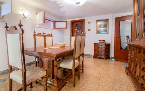 Serenella: Camera, Proprietà, Mobilia, Costruzione, Interior Design, Immobiliare, Casa, Pavimento, Soffitto, Tavolo