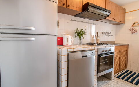 Serenella: Camera, Cabinetry, Proprietà, Cucina, Controsoffitto, Apparecchio Major, Mobilia, Frigorifero, Casa, Interior Design