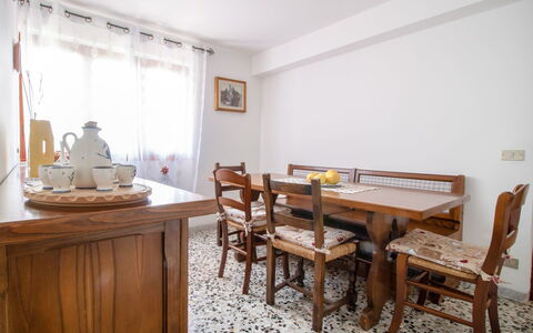 Serenella: Camera, Mobilia, Proprietà, Sala Da Pranzo, Tavolo, Interior Design, Pavimento, Costruzione, Giallo, Immobiliare