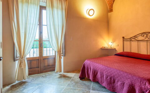 La Salciaia: Camera Da Letto, Letto, Camera, Mobilia, Proprietà, Interior Design, Lenzuolo, Tenda, Pavimento, Telaio Del Letto