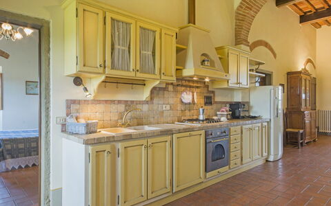 La Salciaia: Controsoffitto, Cabinetry, Proprietà, Cucina, Elettrodomestico Da Cucina, Legna, Interior Design, Pavimentazione, Cucina Stufa, Elettrodomestico